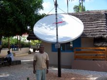 Antenne satellite derrière l'hotel