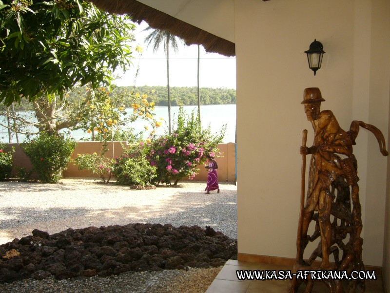 Photos Bijagos Island, Guinea Bissau : Hotel & outbuildings	 - Bijagos sculpture